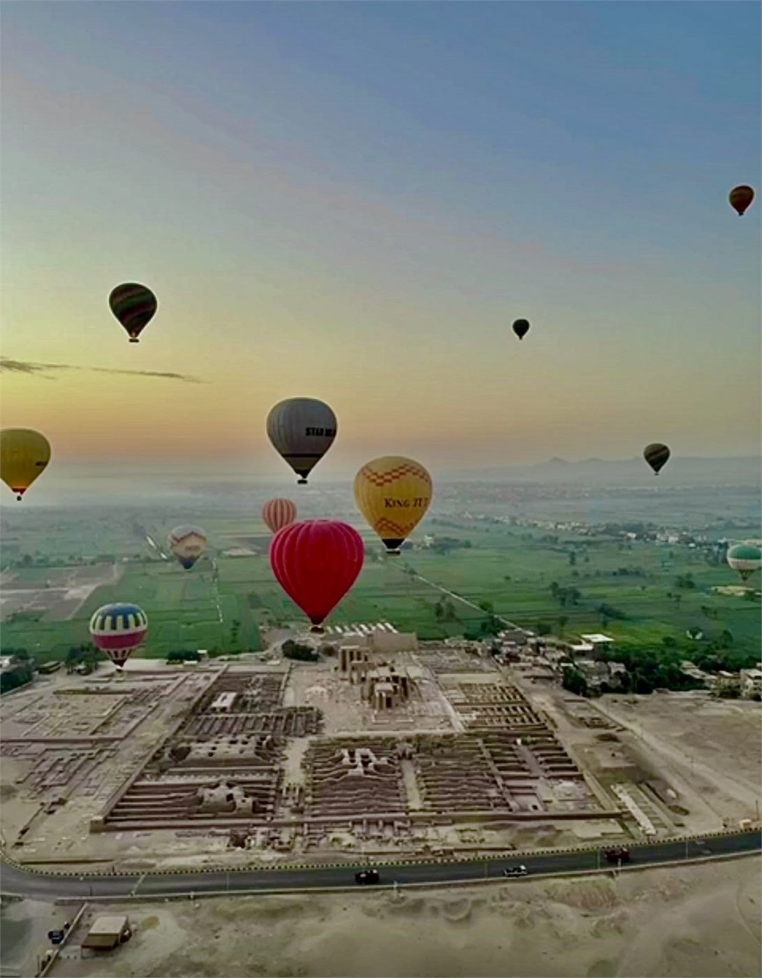 Ballons bei Sonnenaufgang ueber Luxor
