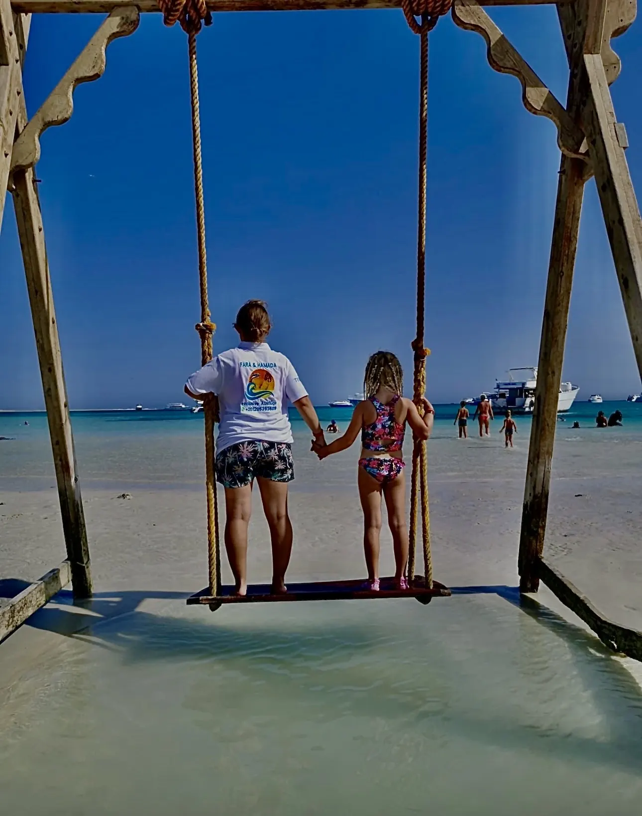 Orange Bay mit türkisblauem Wasser und Schaukel