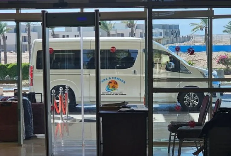 Hamada fährt Gäste beim privaten Taxi Transfer